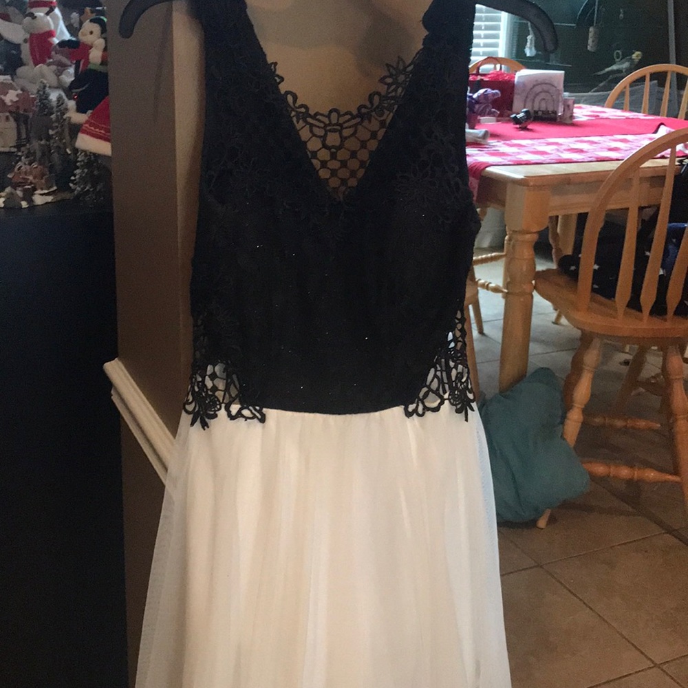 City Triangles Black/White Short Dress